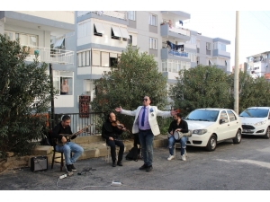 Şarkıcı Avukattan Komşularına Moral Konseri