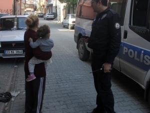 İkiz Bebekleriyle Sokağa Atıldı