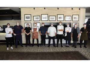 Türkiye’nin En İyi Şefleri Korona Virüs Tedbirleri Nedeniyle Sokağa Çıkamayan Kadıköylü Komşuları İçin Mutfakta