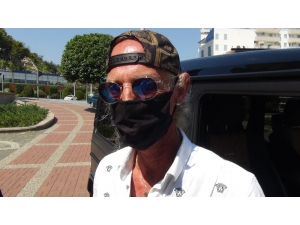 Alman Hayırsever Kapı Kapı Dolaşıp, İhtiyaç Sahiplerine Para Dağıttı