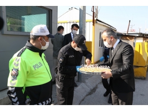Büyükşehir’den Polise Baklavalı Kutlama