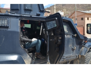 Polis Zırhlı Araçlarından Vatandaşlara ’Evde Kalın’ Uyarısı