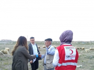 Hayvan Otlatan Vatandaşın Maaşı Ayağına Kadar Getirildi