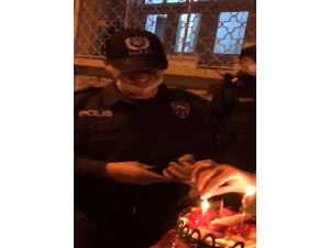 Kavga İhbarına Giden Polise Müzikli Pastalı Sürpriz