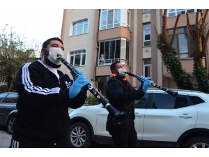 Göbek Atarak Evde Kalıyorlar