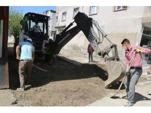 Cizre’de Kilitli Parke Taşı Döşeme Çalışması Devam Ediyor