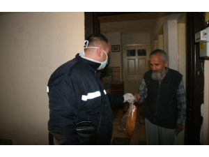 Türkiye Gazetesi Dağıtım Personellerinden Yaşlı Okuyucularına Her Saat Hizmet