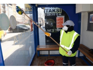 Dolmuş Durakları Yıkanarak Temizleniyor