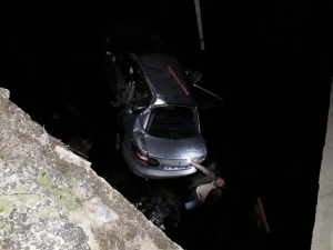 Otomobil Köprüden Uçtu: 2 Yaralı