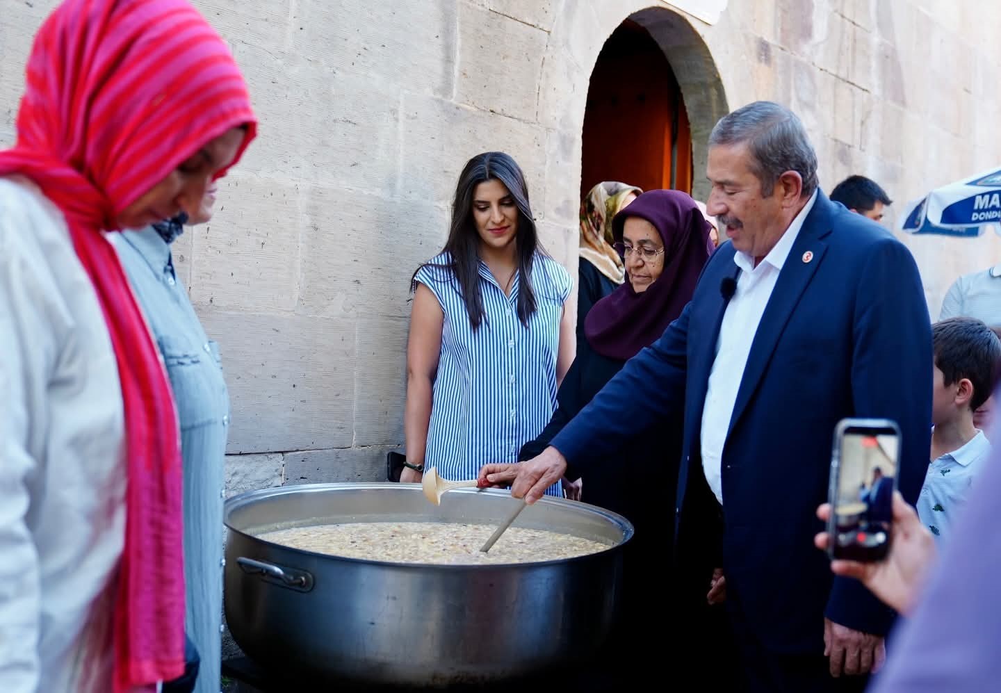 darende-de-tarihi-yusuf-pasa-bedesteni-nde-asure-bereketi