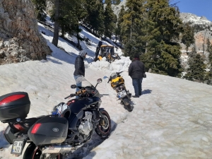 Motosikletleriyle Karda Mahsur Kalan Vatandaşlar Kurtarıldı