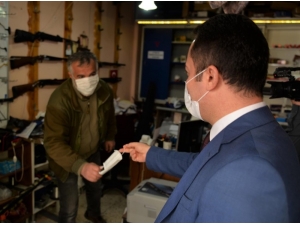 Vali Sokağa Çıkarak Vatandaşlara Bizzat Maske Dağıttı