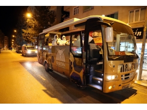 Mardin’de Evde Kalan Vatandaşlara Üstü Açık Tur Arabasıyla 4 Dilde Konser