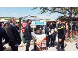 Burhaniye’de Ak Partililer Maske Dağıttı