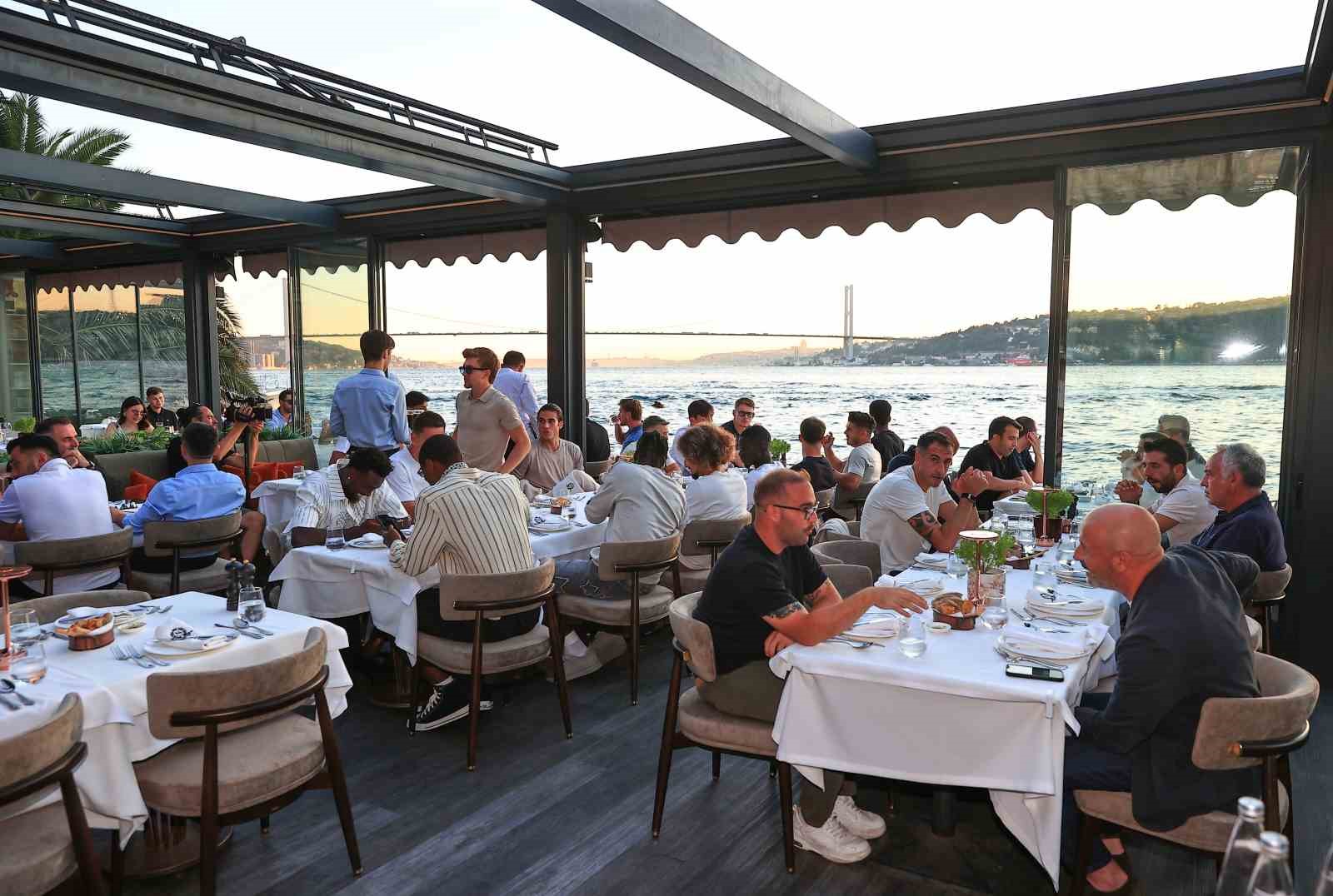besiktasli-oyuncular-yemekte-bulustu