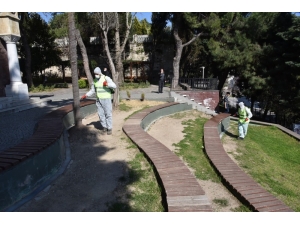 İzmit Belediyesi Park Ve Bahçelerdeki Dezenfekte Çalışmalarını Tekrarlıyor