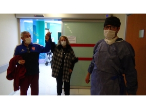 Silivri’de Yaşlı Çift Korona Virüsü Yendi