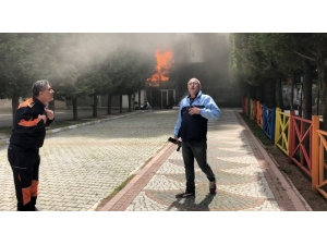 Beylikdüzü’nde Uzun Namlulu Silahlı Bir Kişi, Buz Pisti Olarak Kullandığı İş Yerini Ateşe Verdi. Daha Sonra Havaya Ateş Açan Şahıs, İş Yerinin Haksız Yere Kendisinden Elinden Alındığını Öne Sürerek Ekiplerin Yangına Müdahale