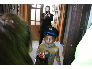 Bolu’da, Astım Hastası Çocuğa Polislerden Doğum Günü Sürprizi