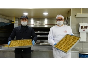Başkanı Yıldız’dan Sağlık Çalışanlarına Baklava Jesti
