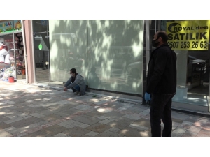 2 Gündür Kaçan Korona Virüs Şüphelisi Genci Polis Sokakta Yakaladı