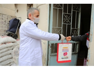 65 Yaş Ve Üstü Vatandaşlara Sıcak Yemek Ve Erzak Kolileri Dağıtılmaya Devam Ediliyor