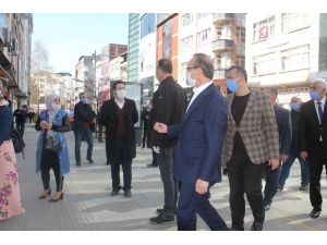 Hem Uyardı Hem De Maske Dağıttı