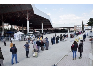 Sosyal Mesafe Kuralına Uyulan En Uzun Kuyruk