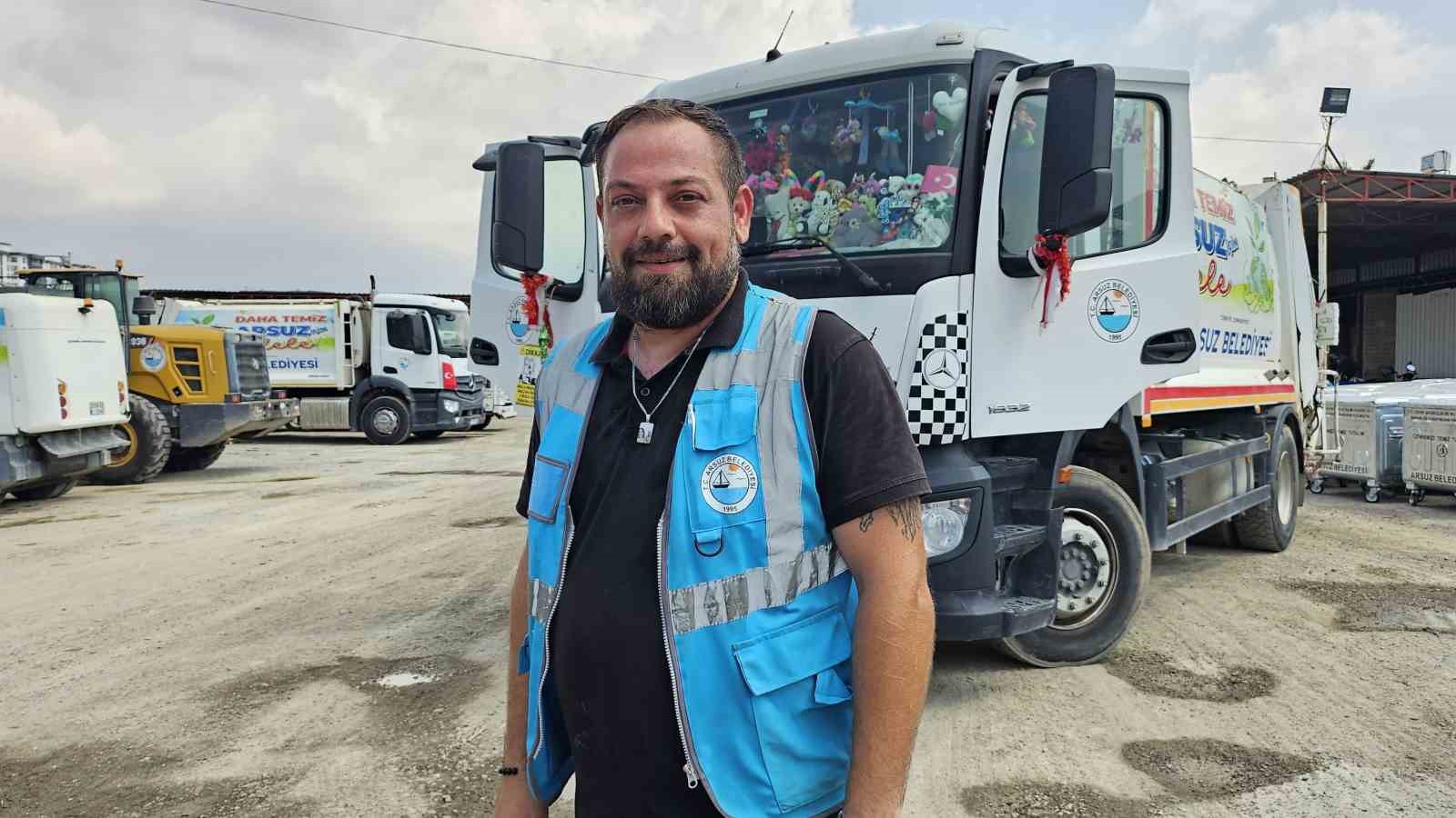 depremde-kiz-kardesini-ve-babasini-kaybeden-belediye-personeli-afetzede-cocuklara-cop-kamyonuyla-mutluluk-dagitiyor