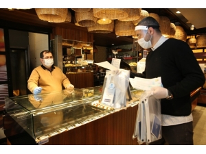 Başakşehir Belediyesi’nden Esnafa Yüz Koruyucu Siperlik Maske