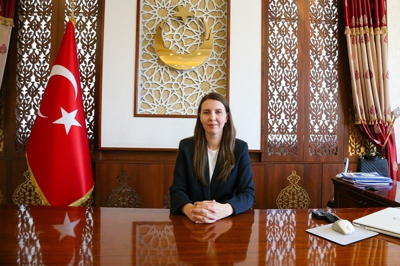 gurpinar-in-ilk-kadin-kaymakami-goreve-basladi