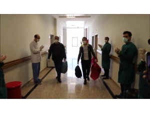 Hatay’da Koronayı Yenen 30 Hasta Alkışlarla Taburcu Edildi