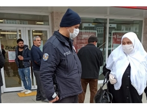 Yaşlı Kadının Yardımına Polisler Koştu