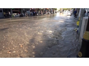 Su Borusu Patladı, Cadde Göle Döndü