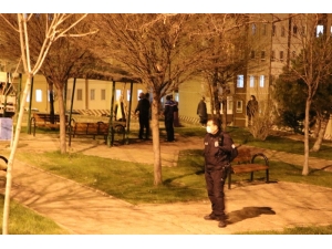 İntihar Teşebbüsünü İzlemek İçin Sosyal Mesafe Kuralını Hiçe Saydılar