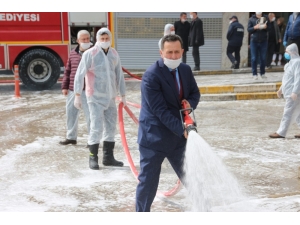 Başkan Yanmaz Sokakları Elleri İle Yıkadı