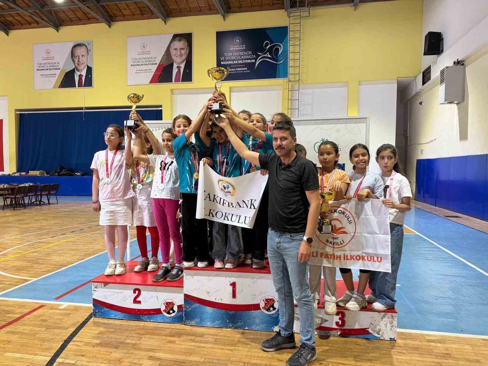nazilli-vakifbank-ilkokulu-kizlari-satrancta-aydin-sampiyonu-oldu