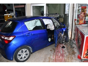 Aksaray’da Kontrolden Çıkan Otomobil Tüpçü Dükkanına Girdi