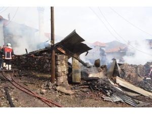Kızılcahamam’da Yangın: 7 Ev Kül Oldu