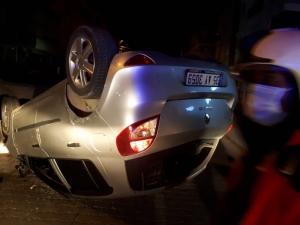 Park Halindeki Otomobile Çarpan Araç Ters Döndü, Sürücüsü Kaçtı