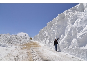 Muş’ta 8-10 Metre Yükseklikteki Karla Mücadele Çalışması