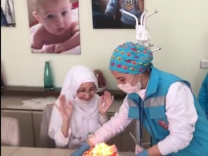 Sağlık Görevlilerinden Kanser Hastası Kadına Evlilik Yıldönümü Sürprizi