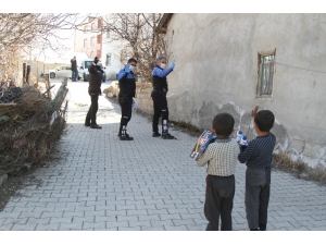 Polis Ekipleri Minik Kardeşlerin İsteğini Geri Çevirmedi