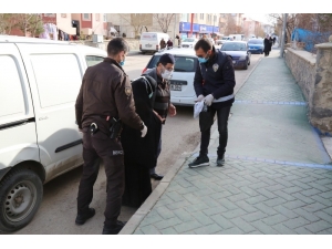 Yaşlı Hastalar Polisler Tarafından Hastaneye Götürülüyor