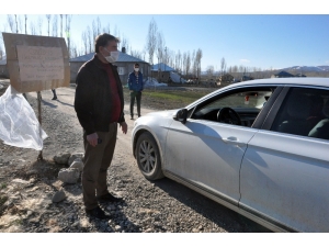 Karton Tabelayla Köyü Giriş Çıkışlara Kapattılar