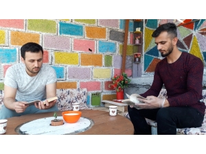 Karantinada Sıkılan Kardeşler Atık Malzemelerden Çardak Yaptı