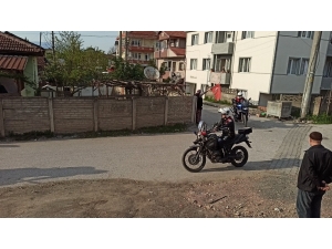 Kadınların Kavgasını Ayırmaya Giden Polisler Pasta İle Karşılaştı