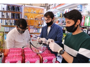 Kırtasiyeciden Sağlık Çalışanlarına Siperli Maske