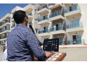 Sokağa Çıkamayan Huzurevi Sakinlerinin Eğlence Ayaklarına Geldi