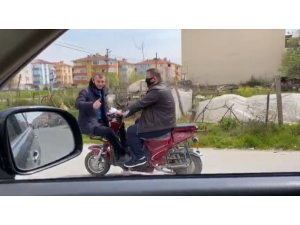 Motosiklette Böyle Seyahat Ettiler: "Sosyal Mesafeye Uyuyoruz" Dediler